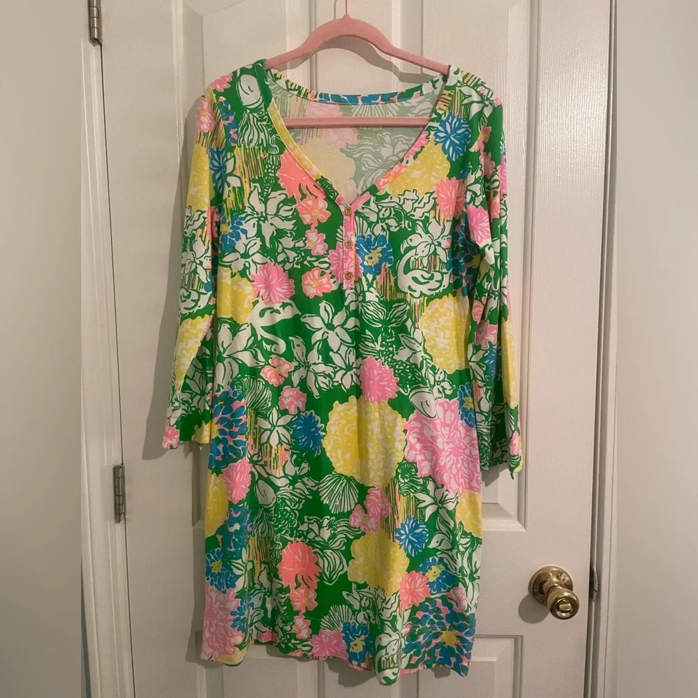 Lilly Pulitzer Roll Sleeve Medium - Picture 1 of 6